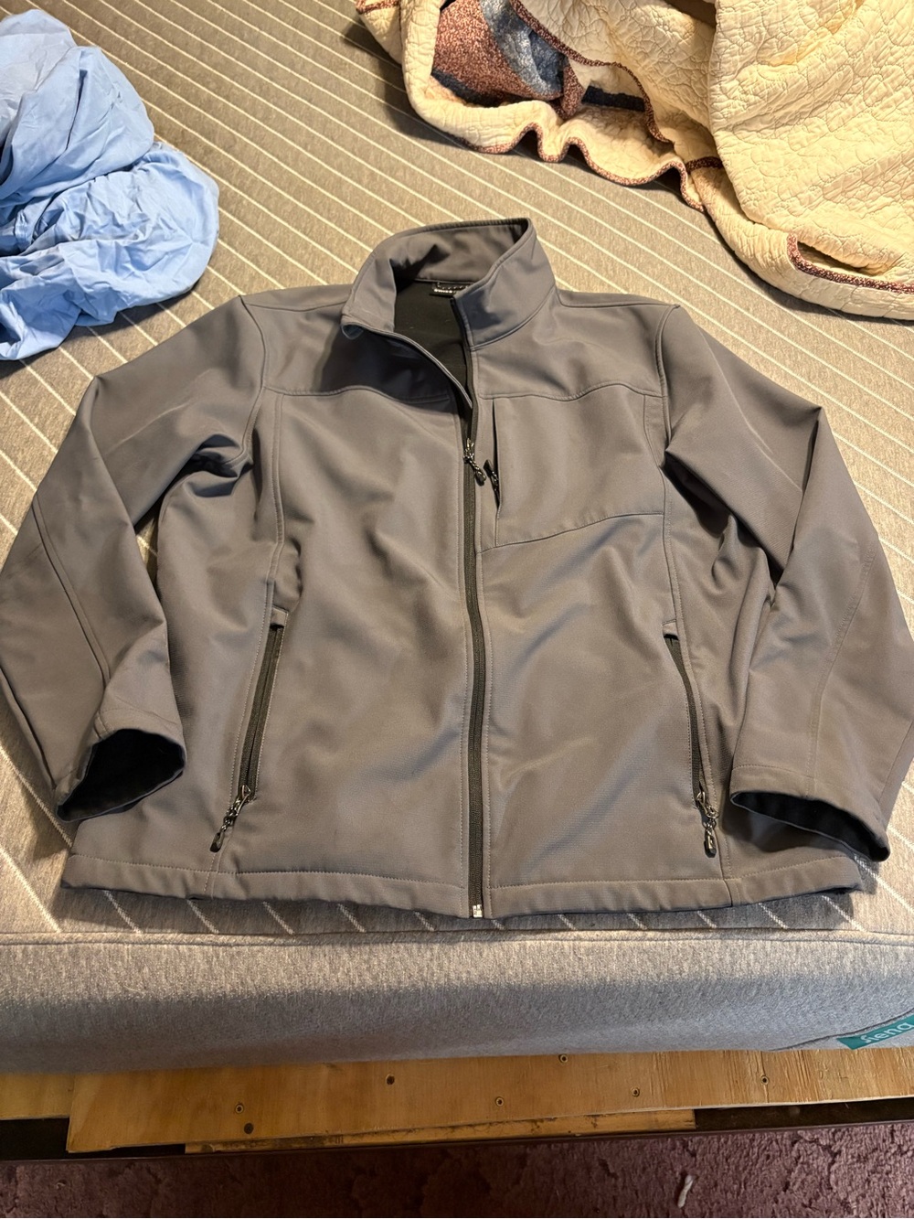 Swiss Tech Men's Gray Lightweight Softshell Jacket